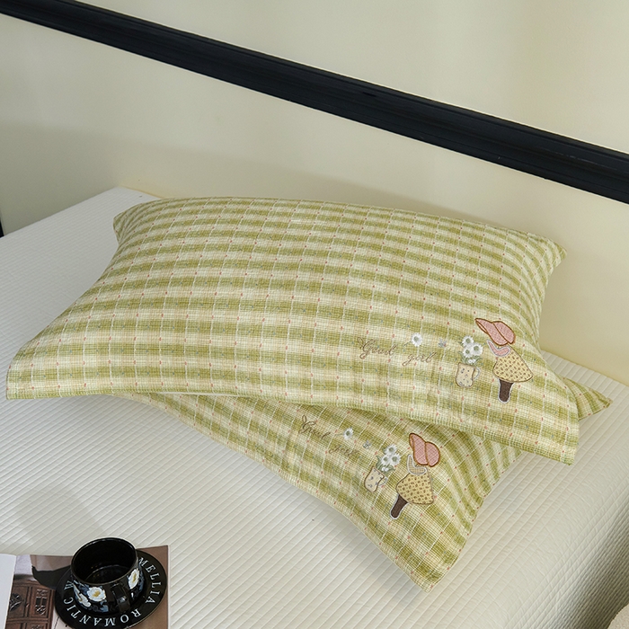 91家纺网 家纺一手货源 找家纺 棠薇家纺 2025新款全棉纱布枕巾绣花枕巾纯棉水洗枕巾卡通高档枕巾预缩水 草帽女孩绿