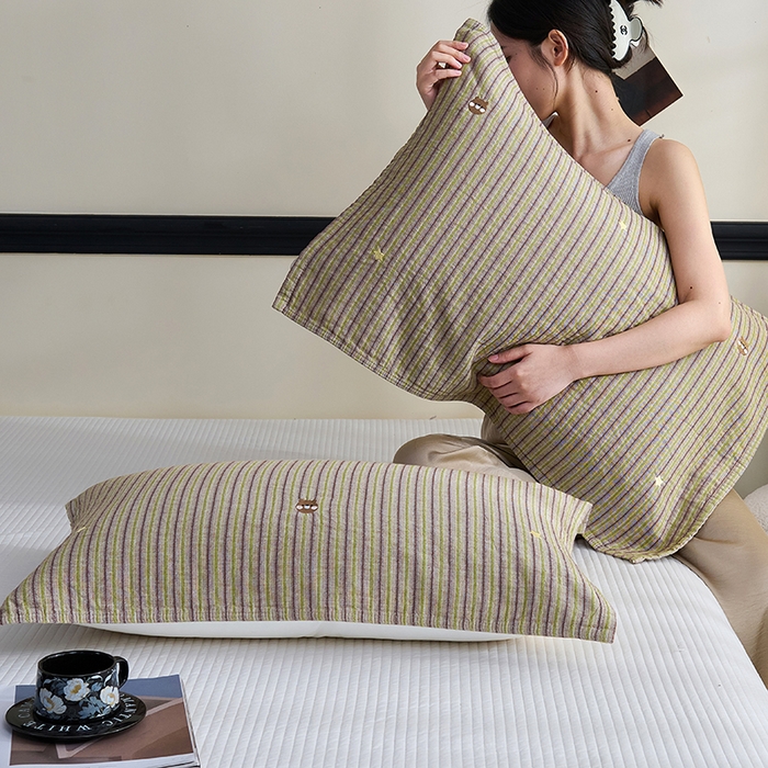 91家纺网 家纺一手货源 找家纺 棠薇家纺 2025新款全棉纱布枕巾绣花枕巾纯棉水洗枕巾卡通高档枕巾预缩水 绣熊咖