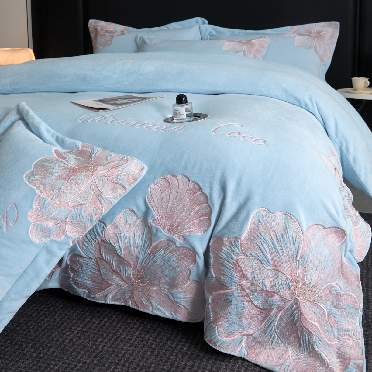 91家纺网 家纺一手货源 找家纺 置顶家纺 2025新款轻奢刺绣牛奶绒四件套-COCO小姐系列 COCO小姐牛奶绒-浅蓝