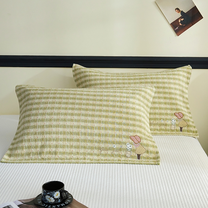 91家纺网 家纺一手货源 找家纺 棠薇家纺 2025新款全棉纱布枕巾绣花枕巾纯棉水洗枕巾卡通高档枕巾预缩水 草帽女孩绿