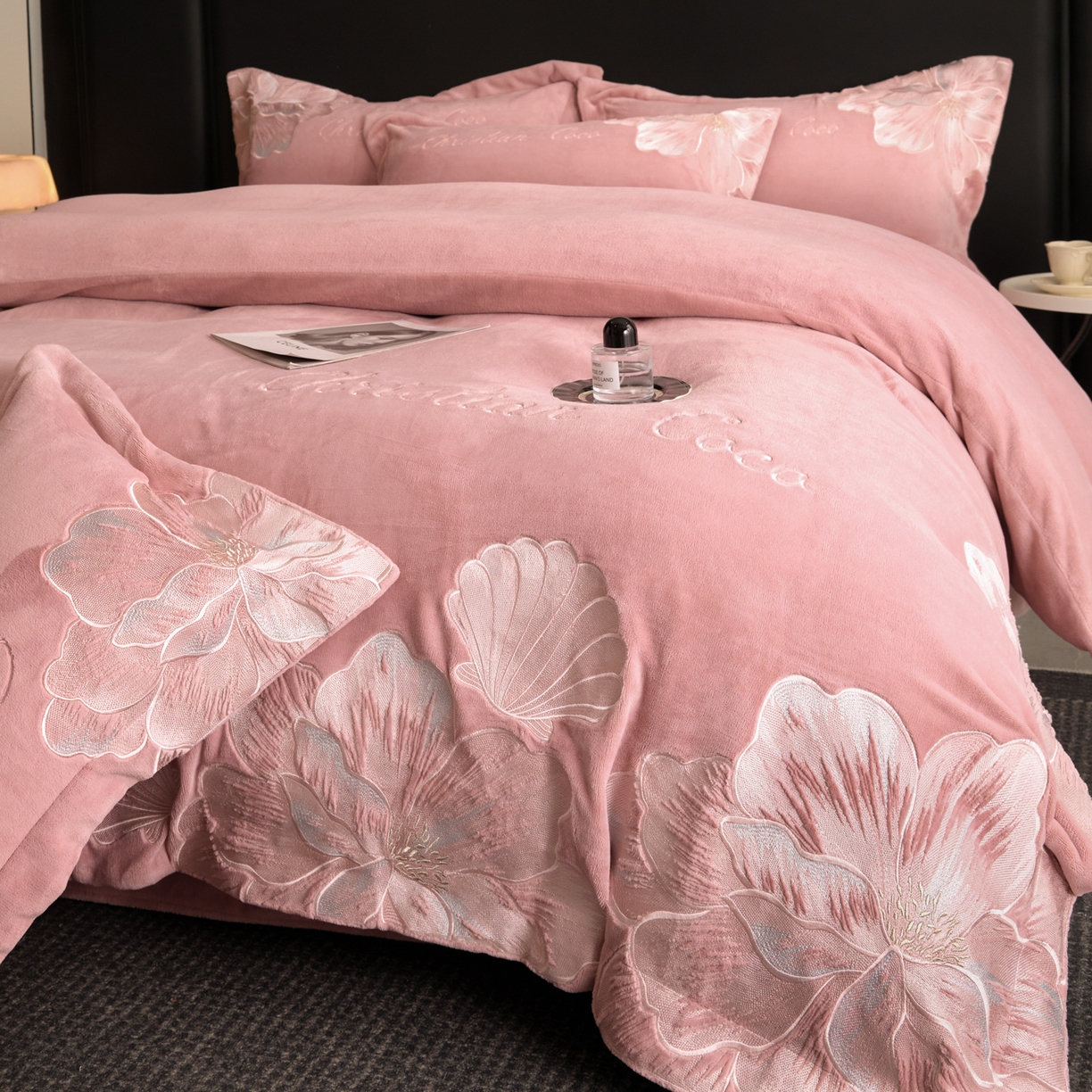 91家纺网 家纺一手货源 找家纺 （总）置顶家纺 2025新款轻奢刺绣牛奶绒四件套-COCO小姐系列