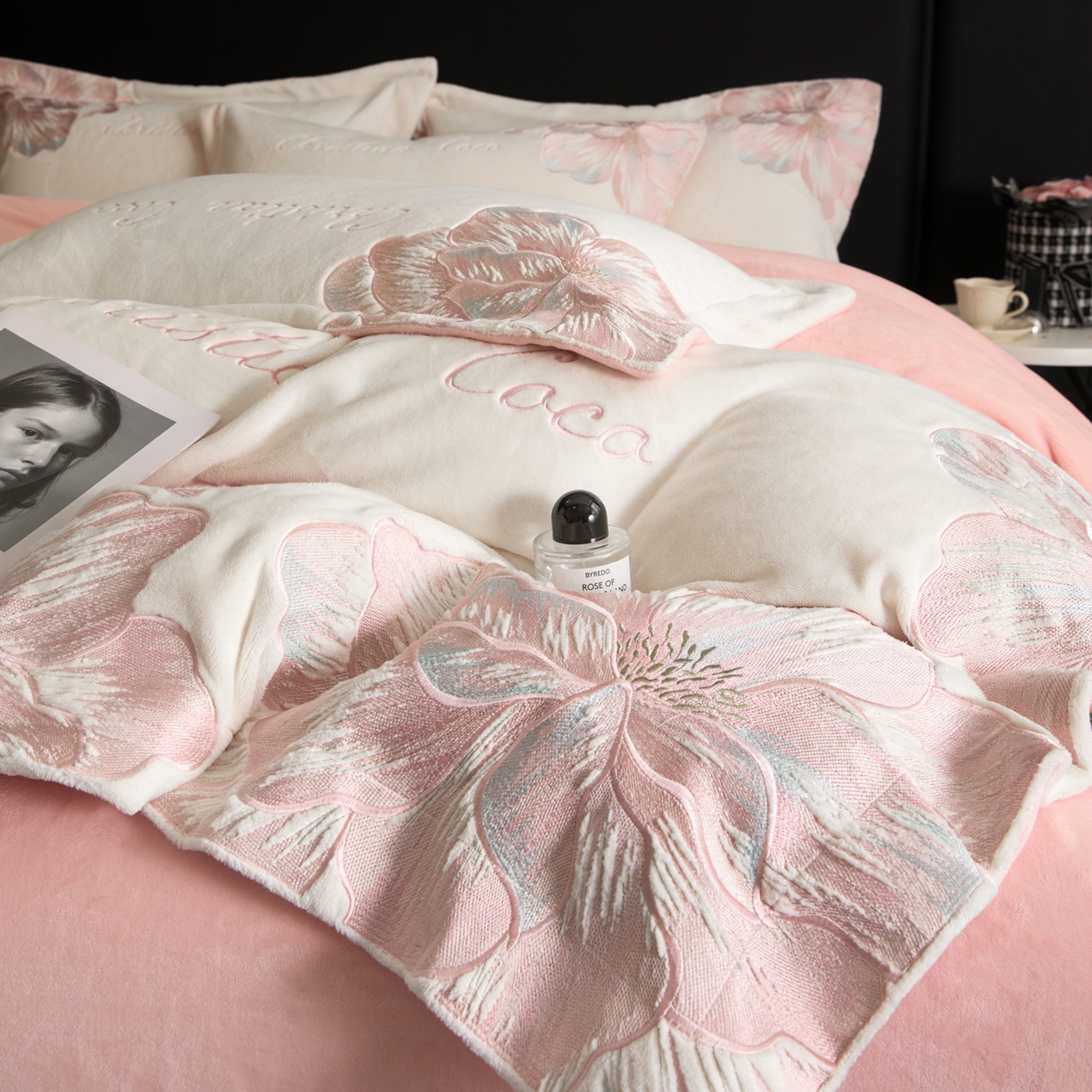 91家纺网 家纺一手货源 找家纺 （总）置顶家纺 2025新款轻奢刺绣牛奶绒四件套-COCO小姐系列