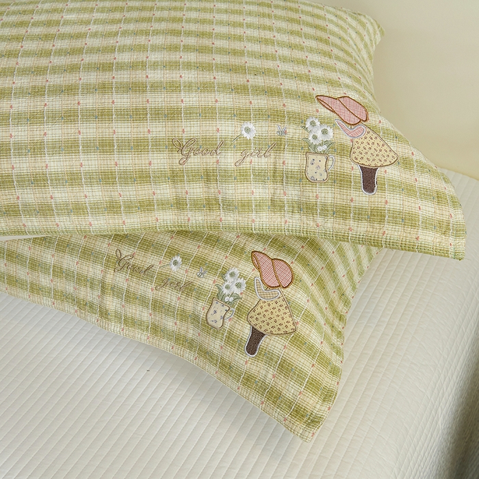 91家纺网 家纺一手货源 找家纺 棠薇家纺 2025新款全棉纱布枕巾绣花枕巾纯棉水洗枕巾卡通高档枕巾预缩水 草帽女孩绿