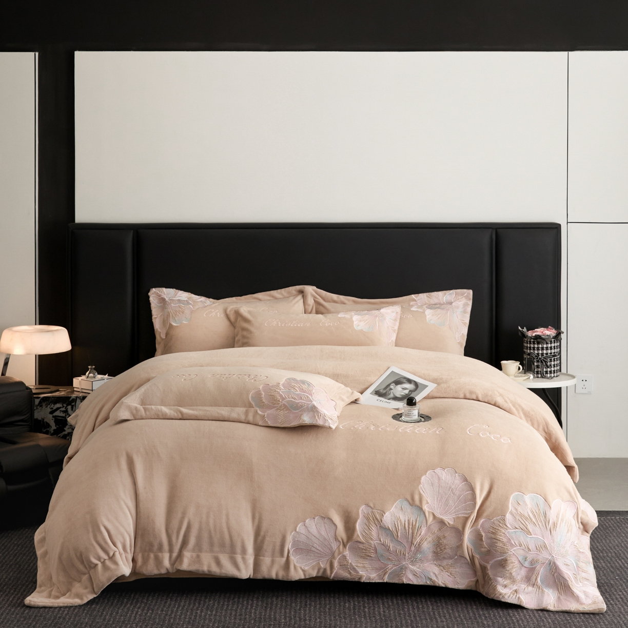 91家纺网 家纺一手货源 找家纺 置顶家纺 2025新款轻奢刺绣牛奶绒四件套-COCO小姐系列 COCO小姐牛奶绒-香槟