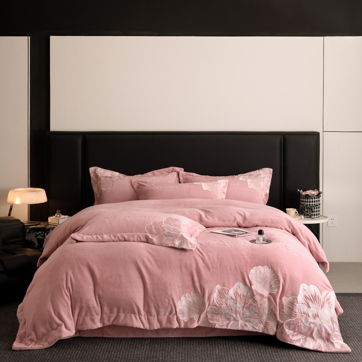 91家纺网 家纺一手货源 找家纺 置顶家纺 2025新款轻奢刺绣牛奶绒四件套-COCO小姐系列 COCO小姐牛奶绒-浅豆沙