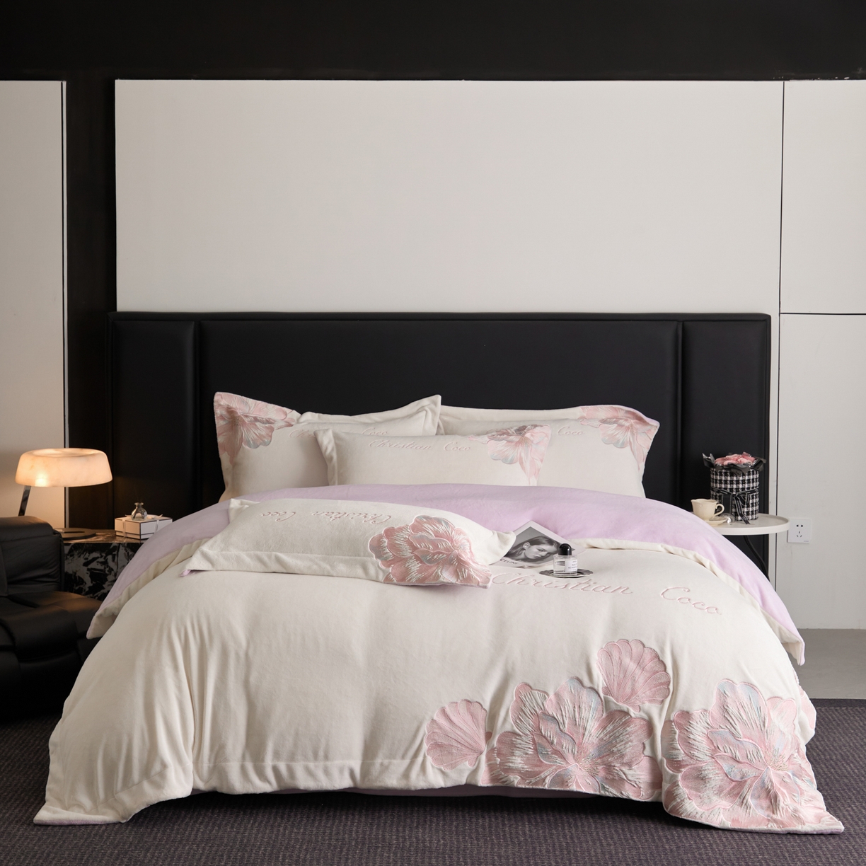 91家纺网 家纺一手货源 找家纺 置顶家纺 2025新款轻奢刺绣牛奶绒四件套-COCO小姐系列 COCO小姐牛奶绒-奶白+香芋紫