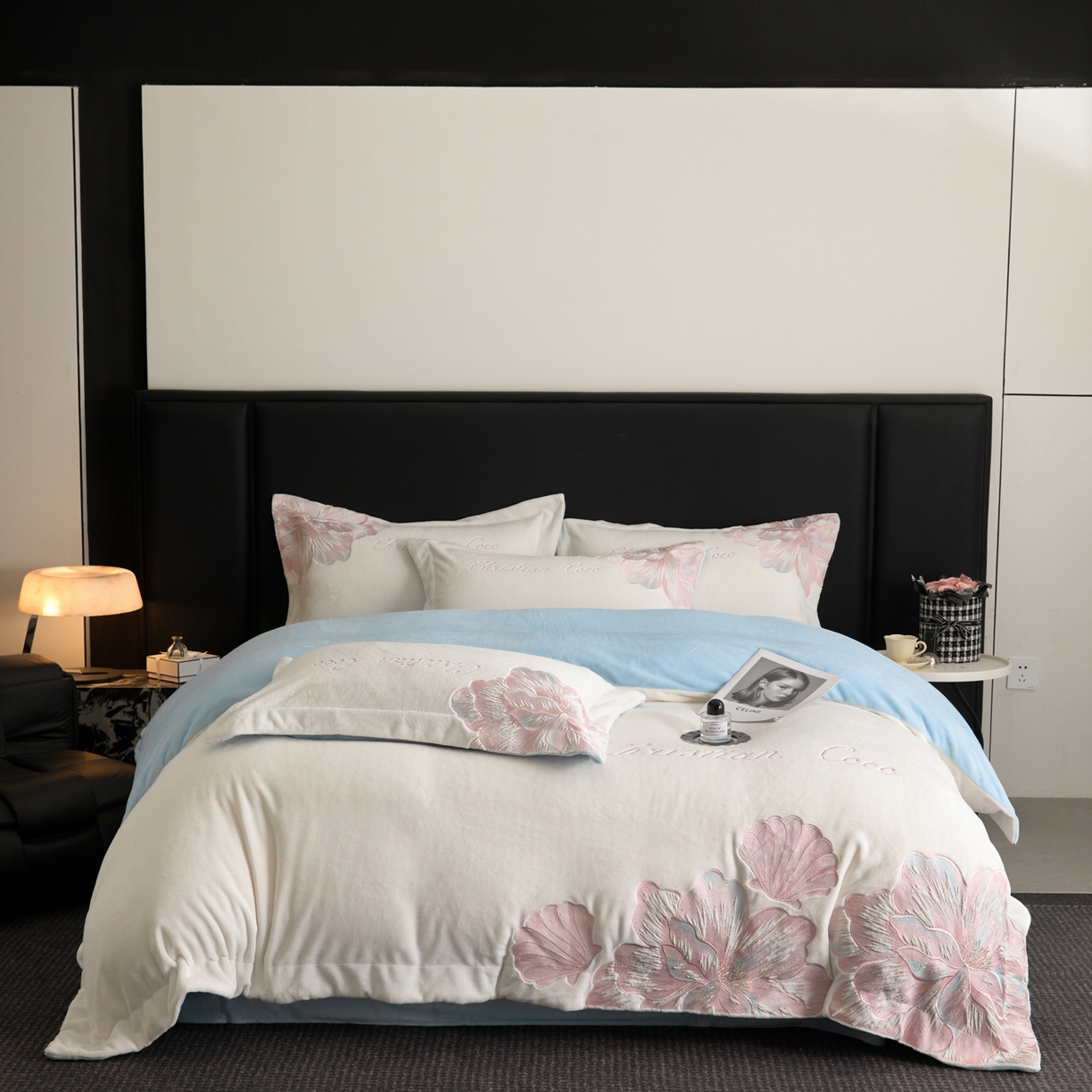 91家纺网 家纺一手货源 找家纺 置顶家纺 2025新款轻奢刺绣牛奶绒四件套-COCO小姐系列 COCO小姐牛奶绒-奶白+蓝