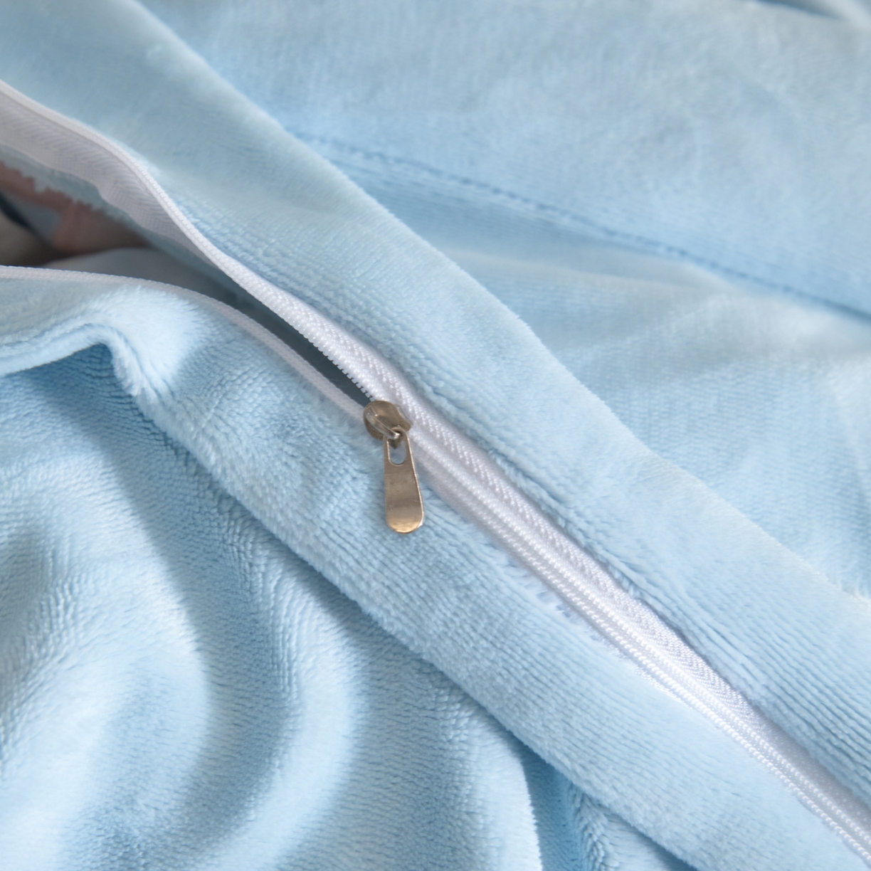 91家纺网 家纺一手货源 找家纺 置顶家纺 2025新款轻奢刺绣牛奶绒四件套-COCO小姐系列 COCO小姐牛奶绒-浅蓝