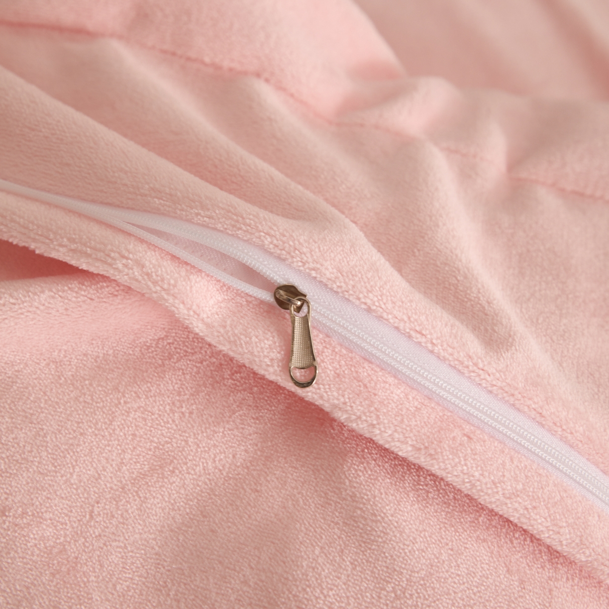 91家纺网 家纺一手货源 找家纺 置顶家纺 2025新款轻奢刺绣牛奶绒四件套-COCO小姐系列 COCO小姐牛奶绒-玉粉