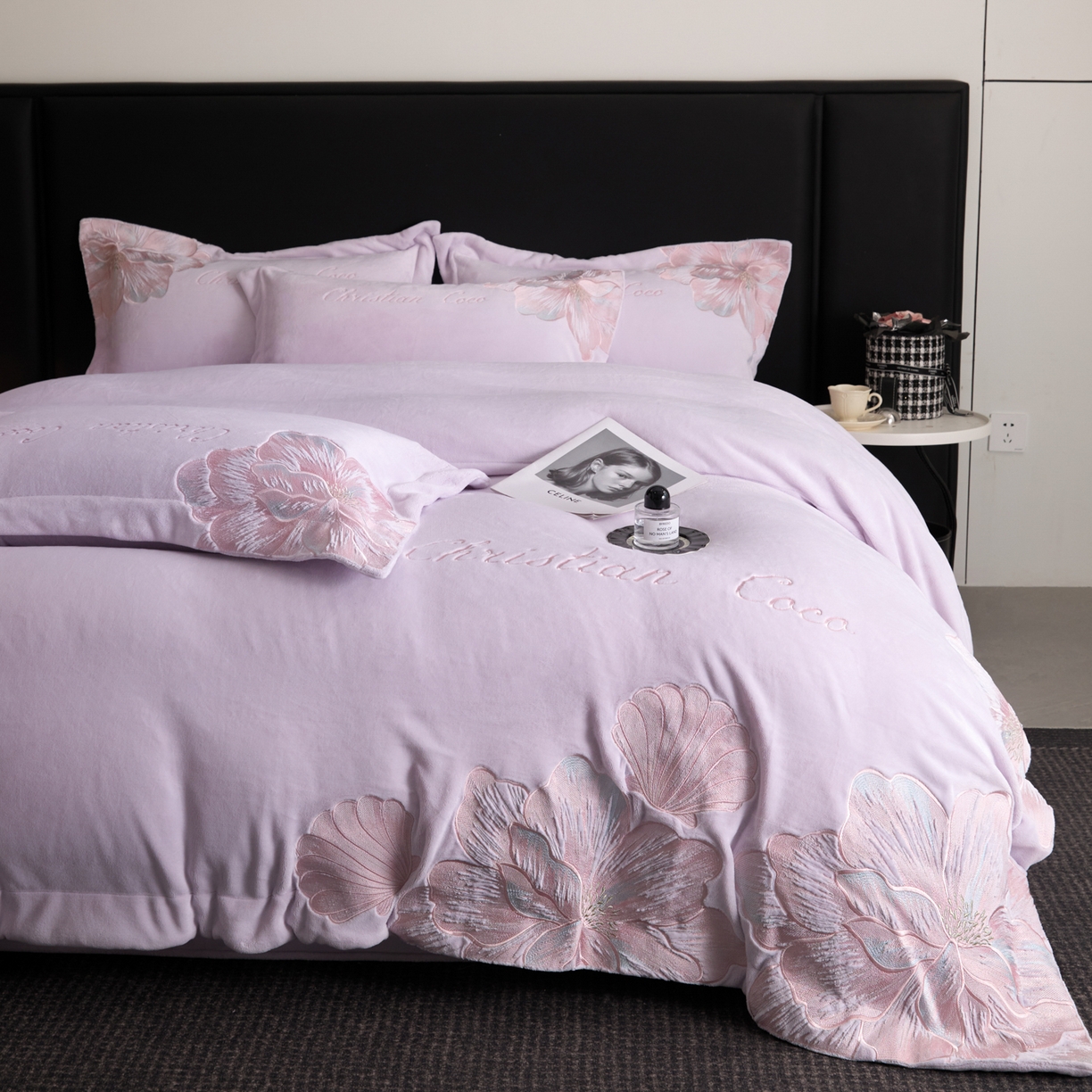 91家纺网 家纺一手货源 找家纺 置顶家纺 2025新款轻奢刺绣牛奶绒四件套-COCO小姐系列 COCO小姐牛奶绒-香芋紫