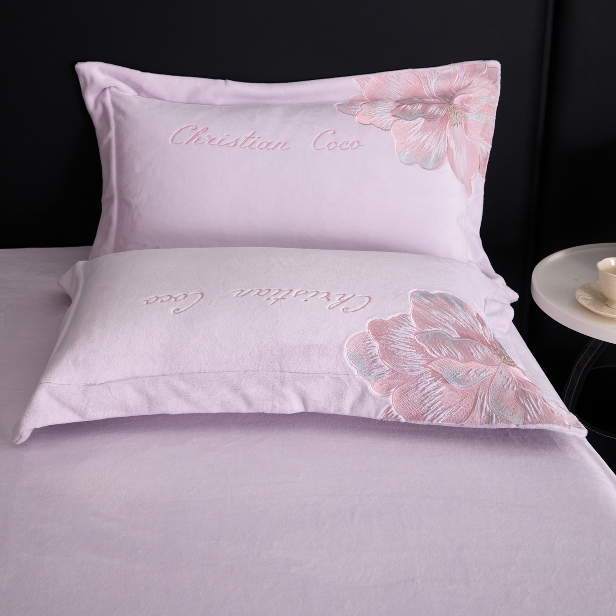 91家纺网 家纺一手货源 找家纺 置顶家纺 2025新款轻奢刺绣牛奶绒四件套-COCO小姐系列 COCO小姐牛奶绒-香芋紫