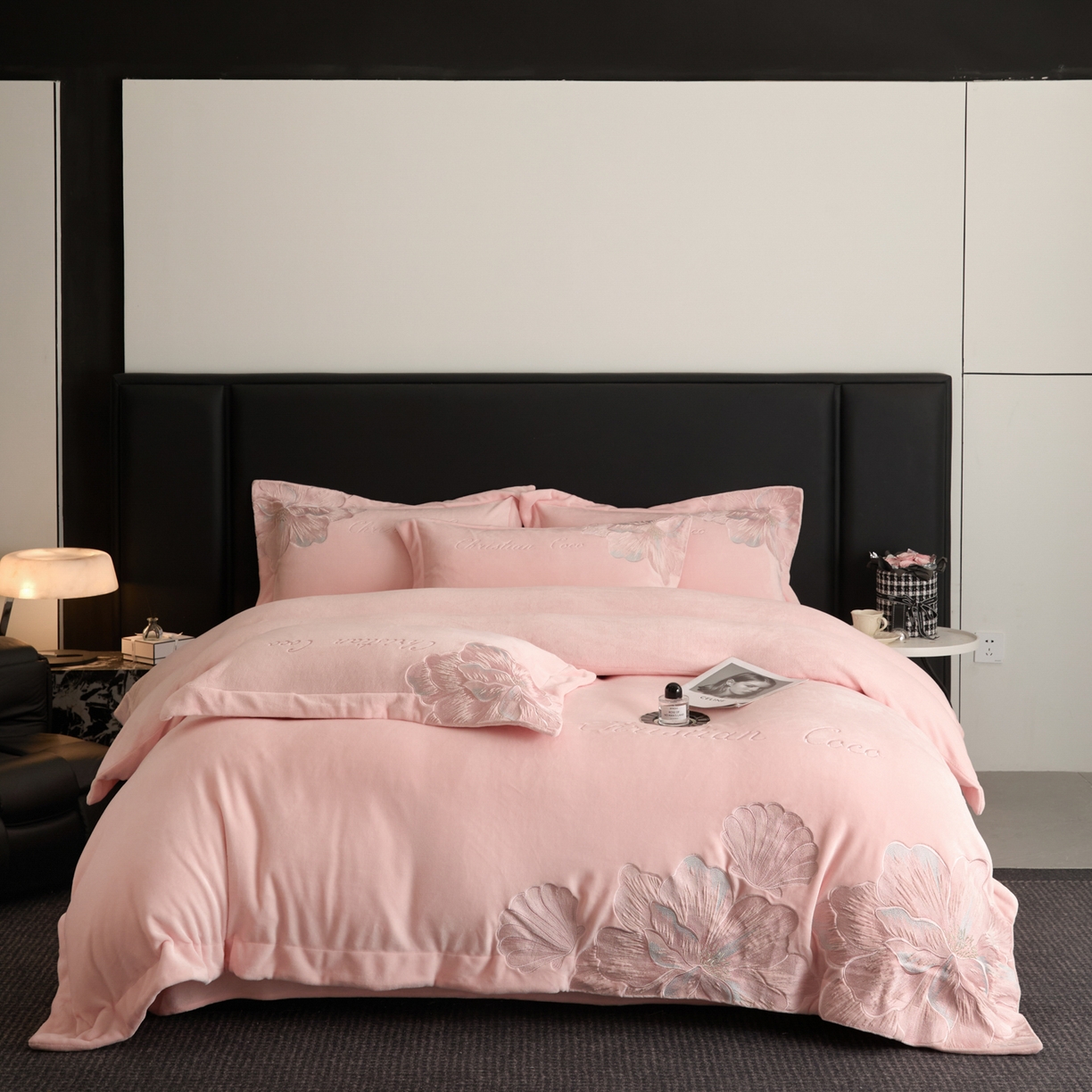 91家纺网 家纺一手货源 找家纺 置顶家纺 2025新款轻奢刺绣牛奶绒四件套-COCO小姐系列 COCO小姐牛奶绒-玉粉