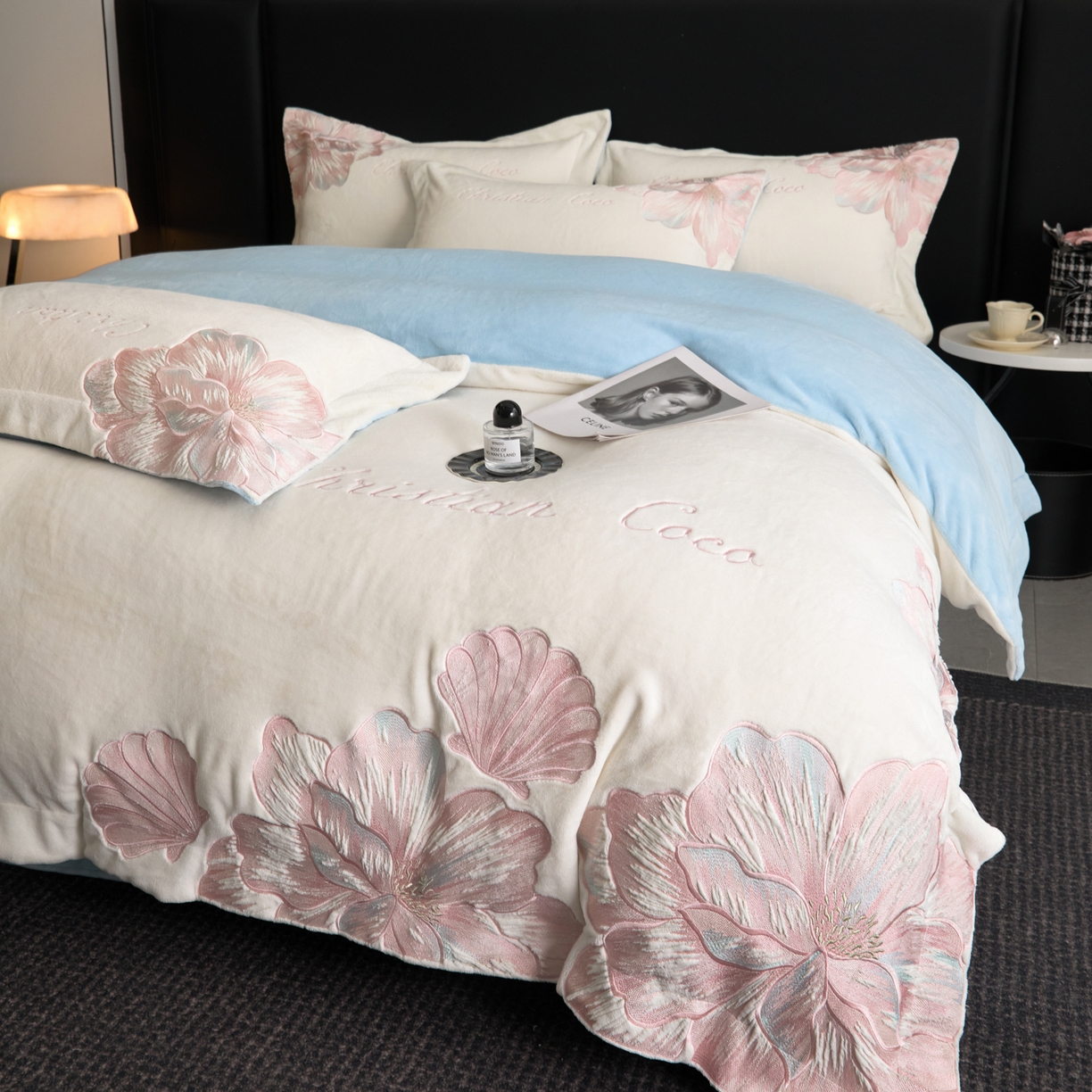 91家纺网 家纺一手货源 找家纺 置顶家纺 2025新款轻奢刺绣牛奶绒四件套-COCO小姐系列 COCO小姐牛奶绒-奶白+蓝