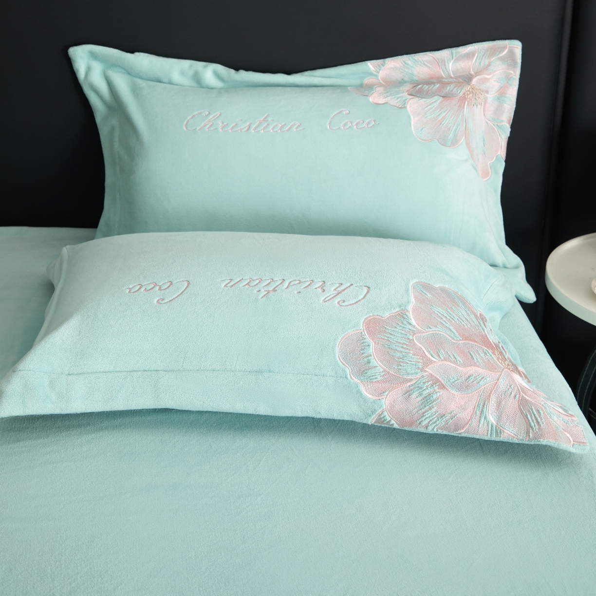 91家纺网 家纺一手货源 找家纺 置顶家纺 2025新款轻奢刺绣牛奶绒四件套-COCO小姐系列 COCO小姐牛奶绒-繁星蓝