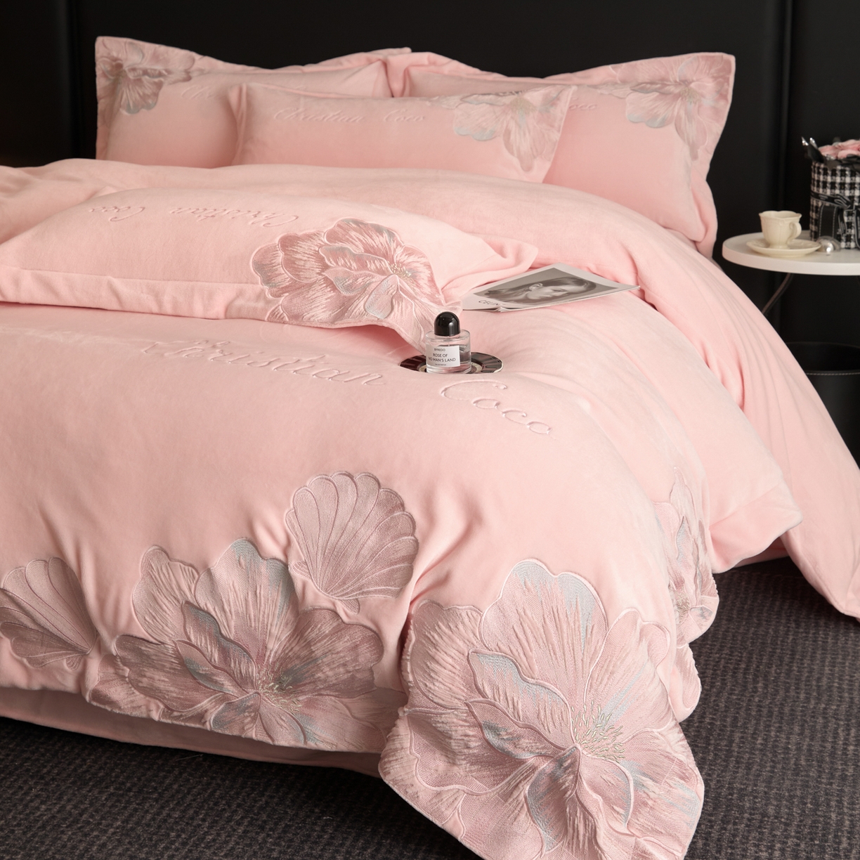 91家纺网 家纺一手货源 找家纺 置顶家纺 2025新款轻奢刺绣牛奶绒四件套-COCO小姐系列 COCO小姐牛奶绒-玉粉