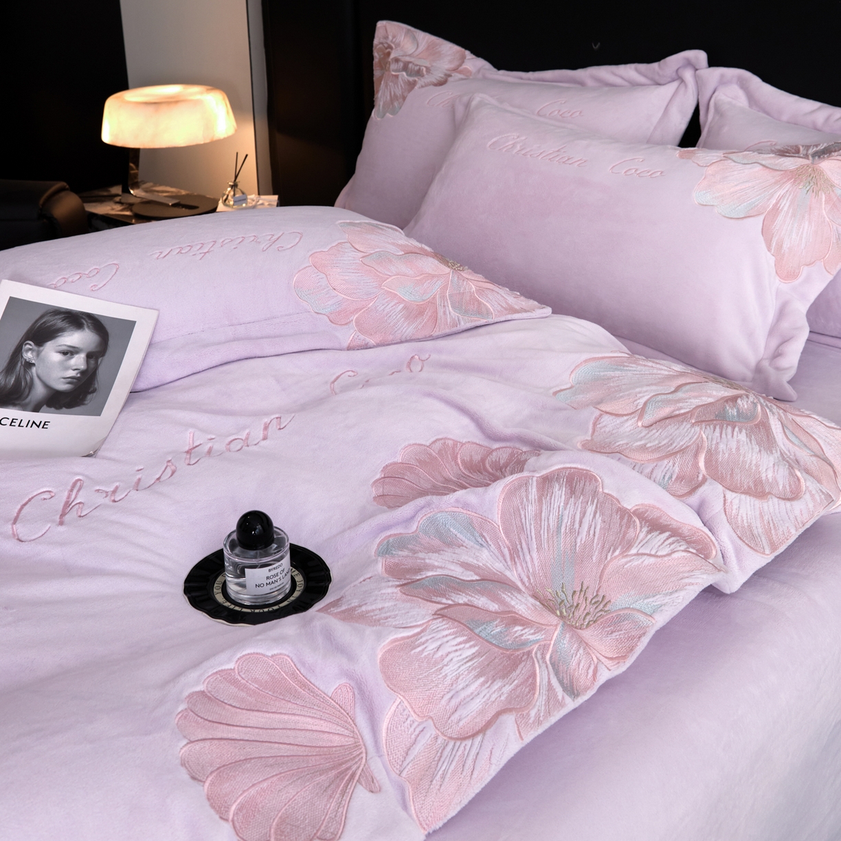 91家纺网 家纺一手货源 找家纺 置顶家纺 2025新款轻奢刺绣牛奶绒四件套-COCO小姐系列 COCO小姐牛奶绒-香芋紫