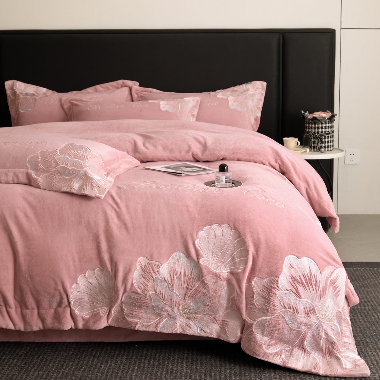 91家纺网 家纺一手货源 找家纺 置顶家纺 2025新款轻奢刺绣牛奶绒四件套-COCO小姐系列 COCO小姐牛奶绒-浅豆沙