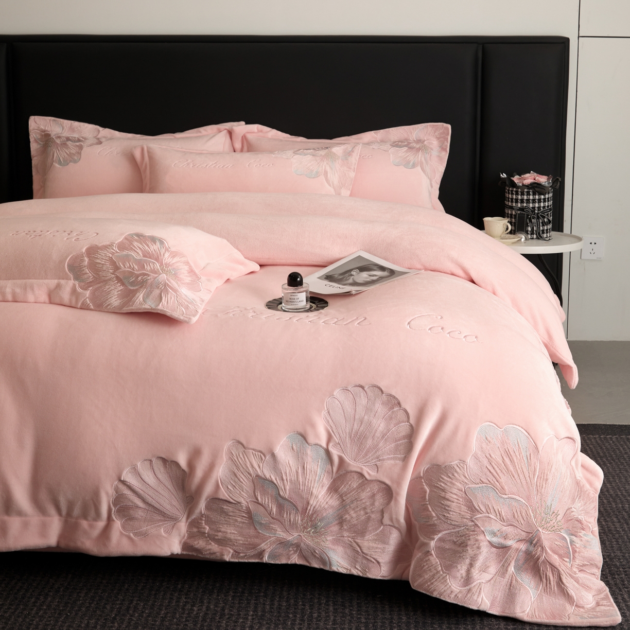 91家纺网 家纺一手货源 找家纺 置顶家纺 2025新款轻奢刺绣牛奶绒四件套-COCO小姐系列 COCO小姐牛奶绒-玉粉