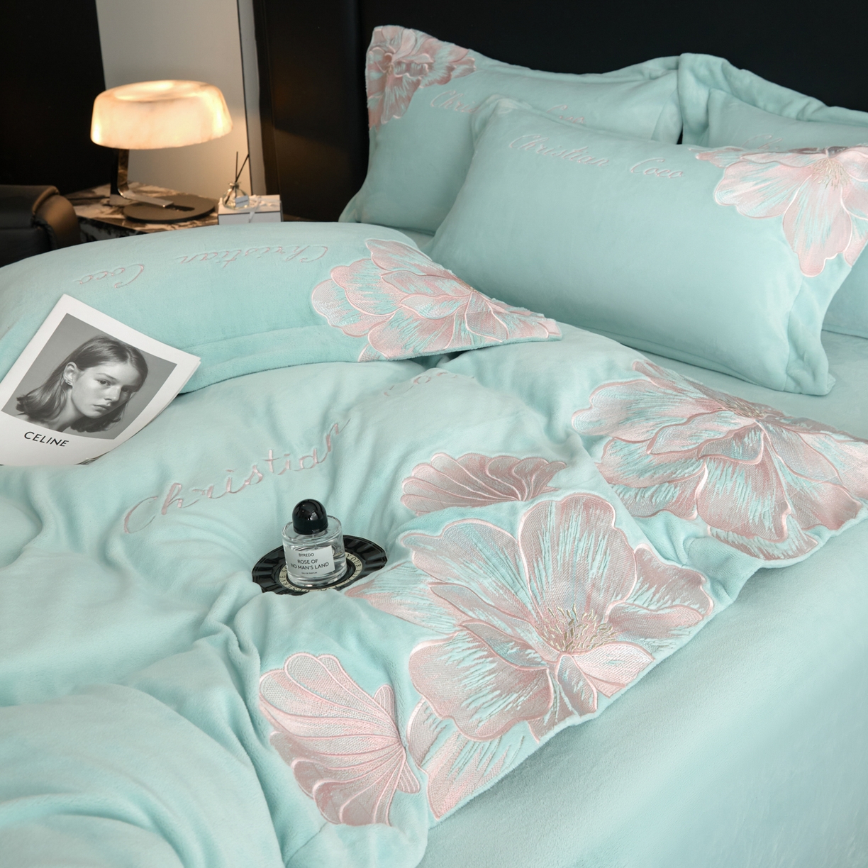 91家纺网 家纺一手货源 找家纺 置顶家纺 2025新款轻奢刺绣牛奶绒四件套-COCO小姐系列 COCO小姐牛奶绒-繁星蓝