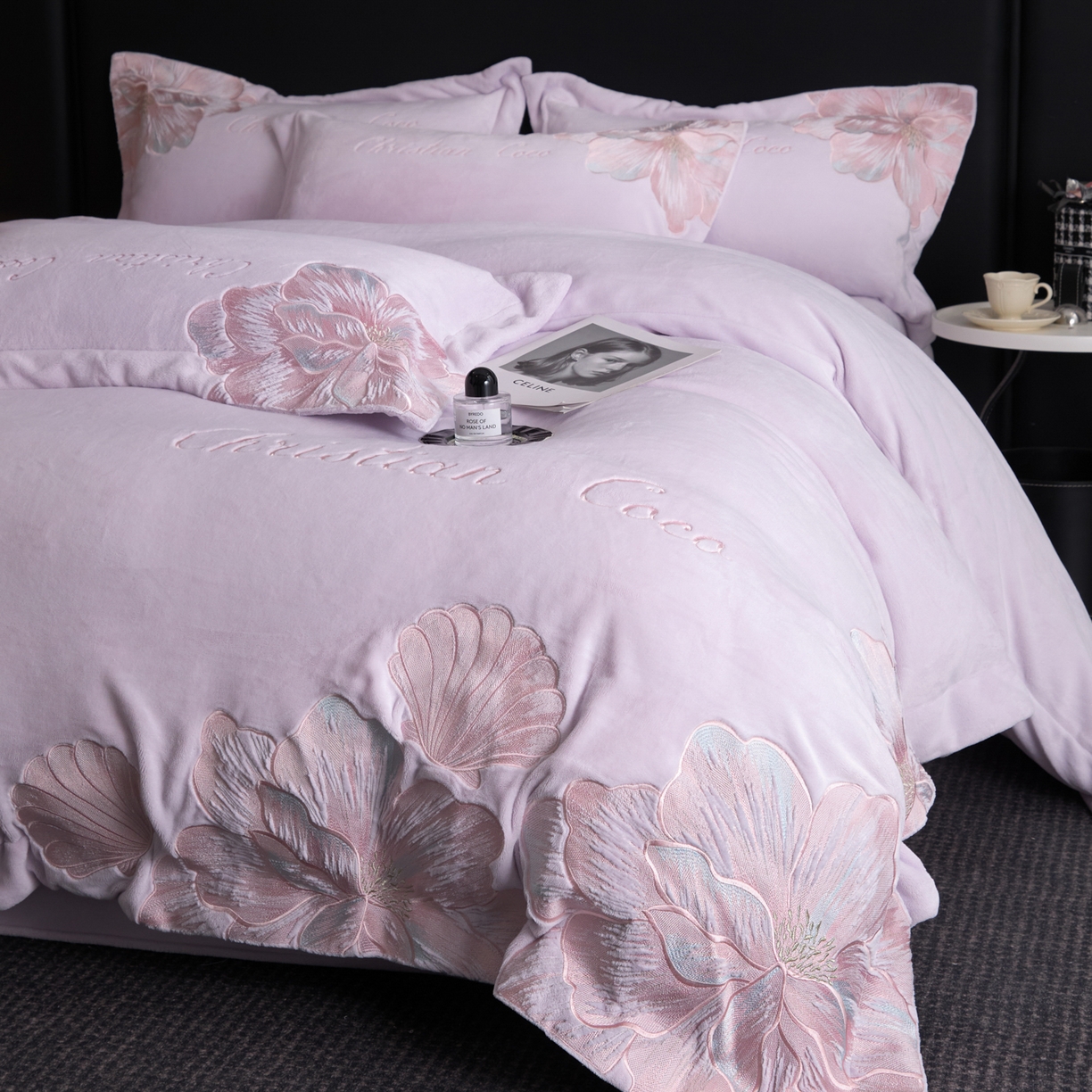 91家纺网 家纺一手货源 找家纺 置顶家纺 2025新款轻奢刺绣牛奶绒四件套-COCO小姐系列 COCO小姐牛奶绒-香芋紫