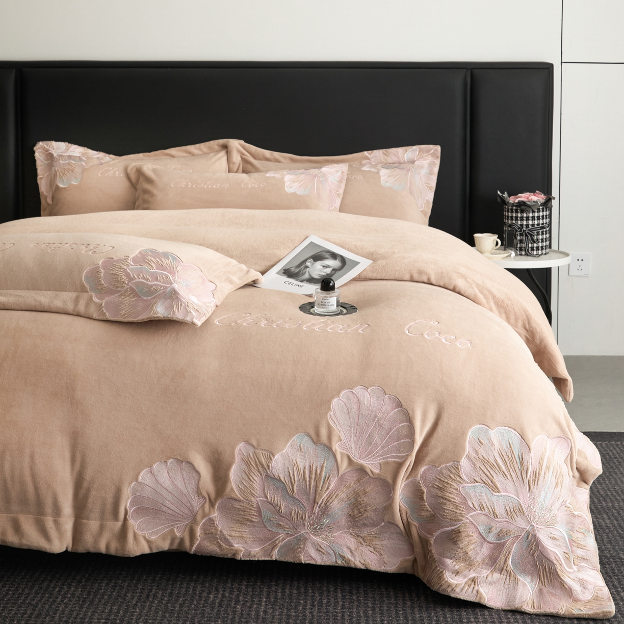 91家纺网 家纺一手货源 找家纺 置顶家纺 2025新款轻奢刺绣牛奶绒四件套-COCO小姐系列 COCO小姐牛奶绒-香槟