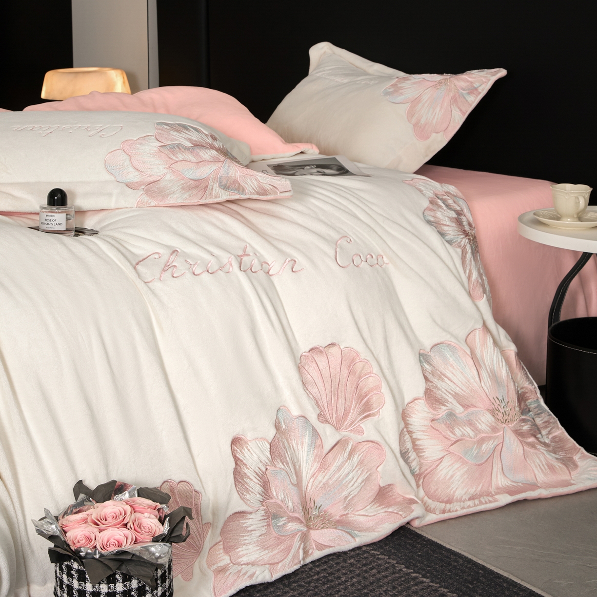 91家纺网 家纺一手货源 找家纺 置顶家纺 2025新款轻奢刺绣牛奶绒四件套-COCO小姐系列 COCO小姐牛奶绒-奶白+粉