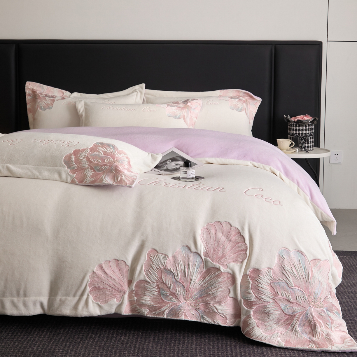 91家纺网 家纺一手货源 找家纺 置顶家纺 2025新款轻奢刺绣牛奶绒四件套-COCO小姐系列 COCO小姐牛奶绒-奶白+香芋紫