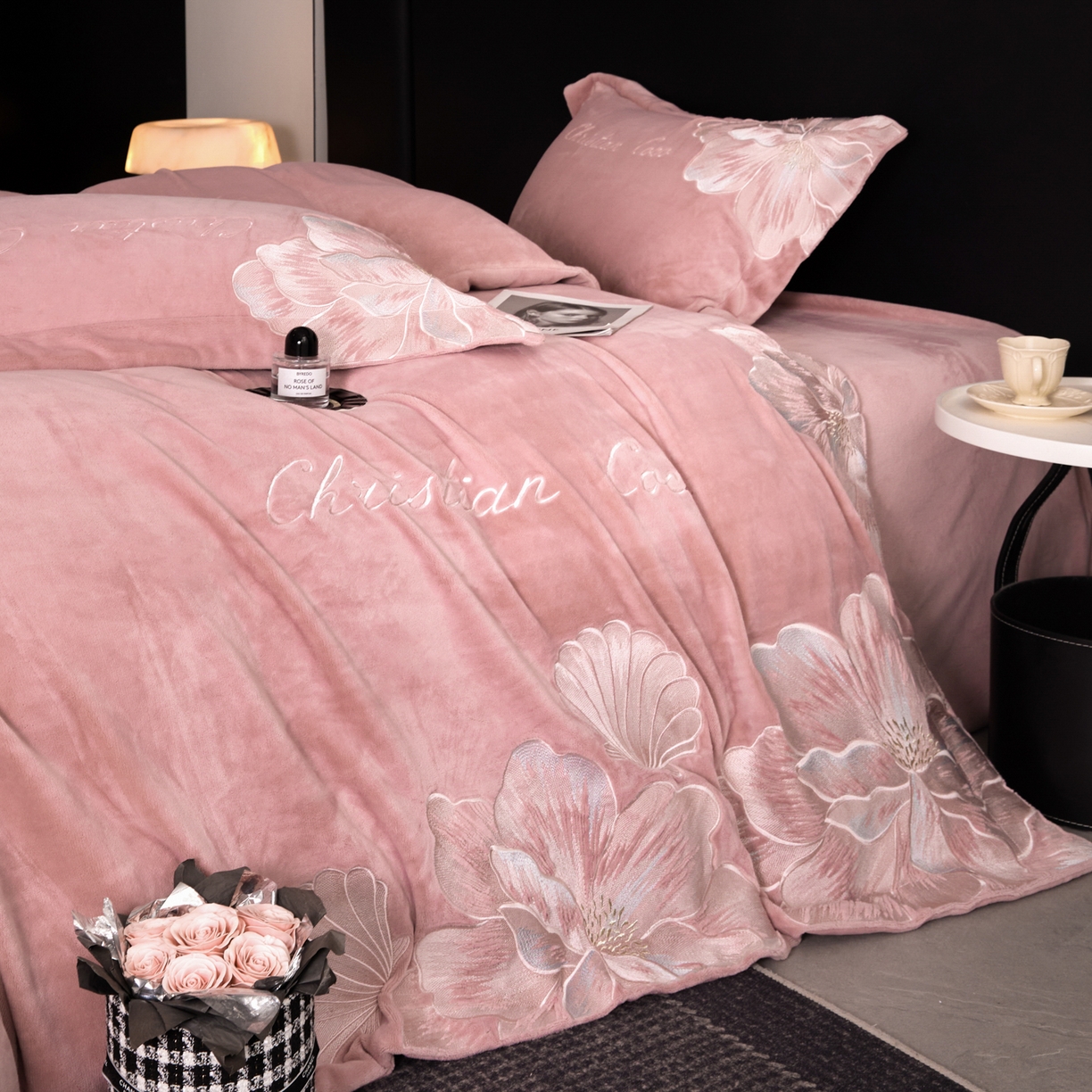 91家纺网 家纺一手货源 找家纺 置顶家纺 2025新款轻奢刺绣牛奶绒四件套-COCO小姐系列 COCO小姐牛奶绒-浅豆沙