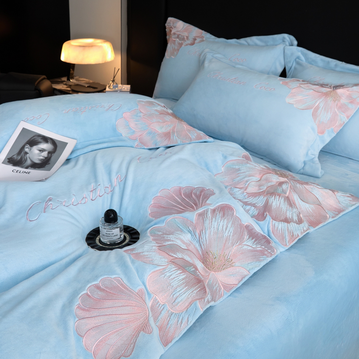 91家纺网 家纺一手货源 找家纺 置顶家纺 2025新款轻奢刺绣牛奶绒四件套-COCO小姐系列 COCO小姐牛奶绒-浅蓝