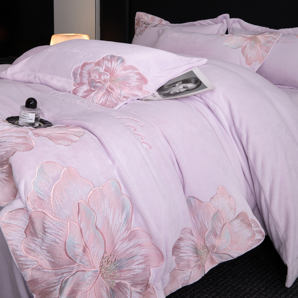 91家纺网 家纺一手货源 找家纺 置顶家纺 2025新款轻奢刺绣牛奶绒四件套-COCO小姐系列 COCO小姐牛奶绒-香芋紫