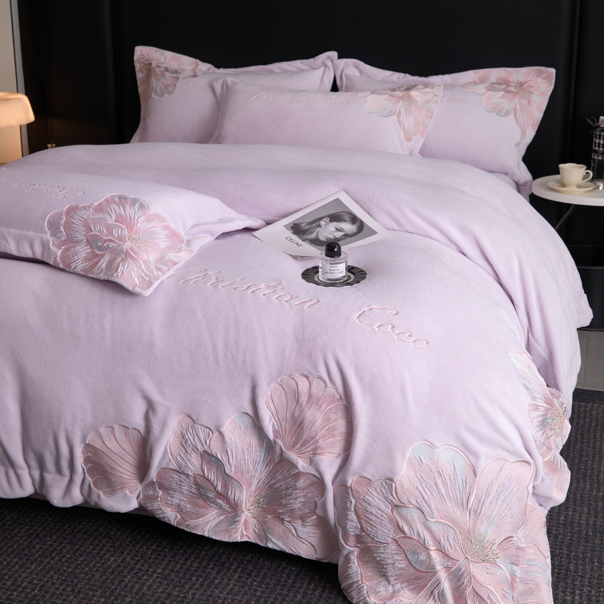 91家纺网 家纺一手货源 找家纺 置顶家纺 2025新款轻奢刺绣牛奶绒四件套-COCO小姐系列 COCO小姐牛奶绒-香芋紫