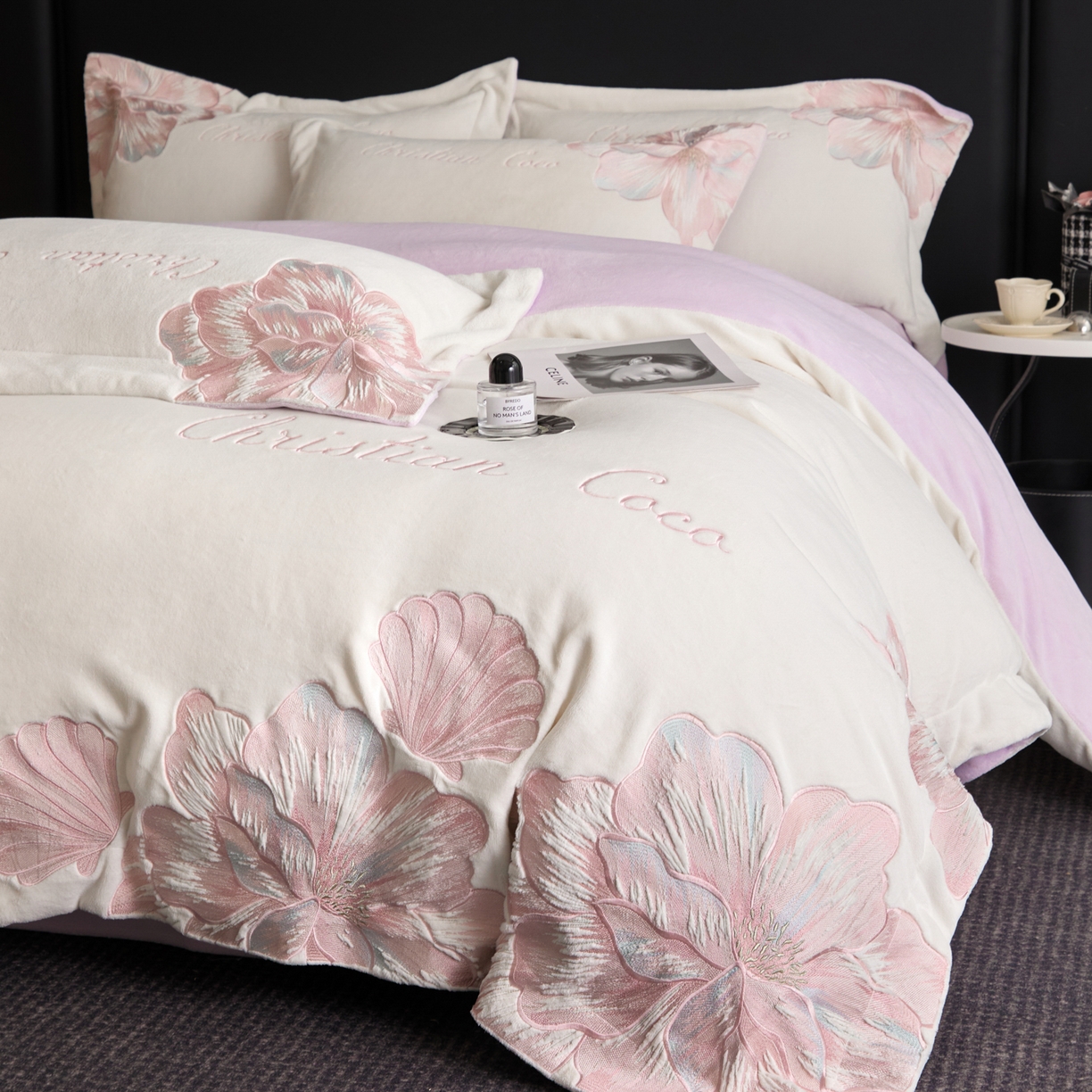 91家纺网 家纺一手货源 找家纺 置顶家纺 2025新款轻奢刺绣牛奶绒四件套-COCO小姐系列 COCO小姐牛奶绒-奶白+香芋紫