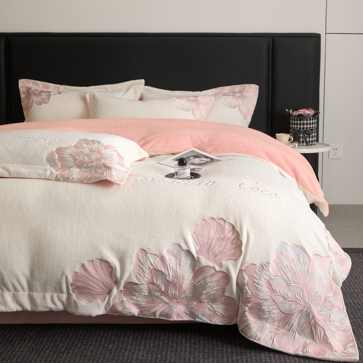 91家纺网 家纺一手货源 找家纺 置顶家纺 2025新款轻奢刺绣牛奶绒四件套-COCO小姐系列 COCO小姐牛奶绒-奶白+粉