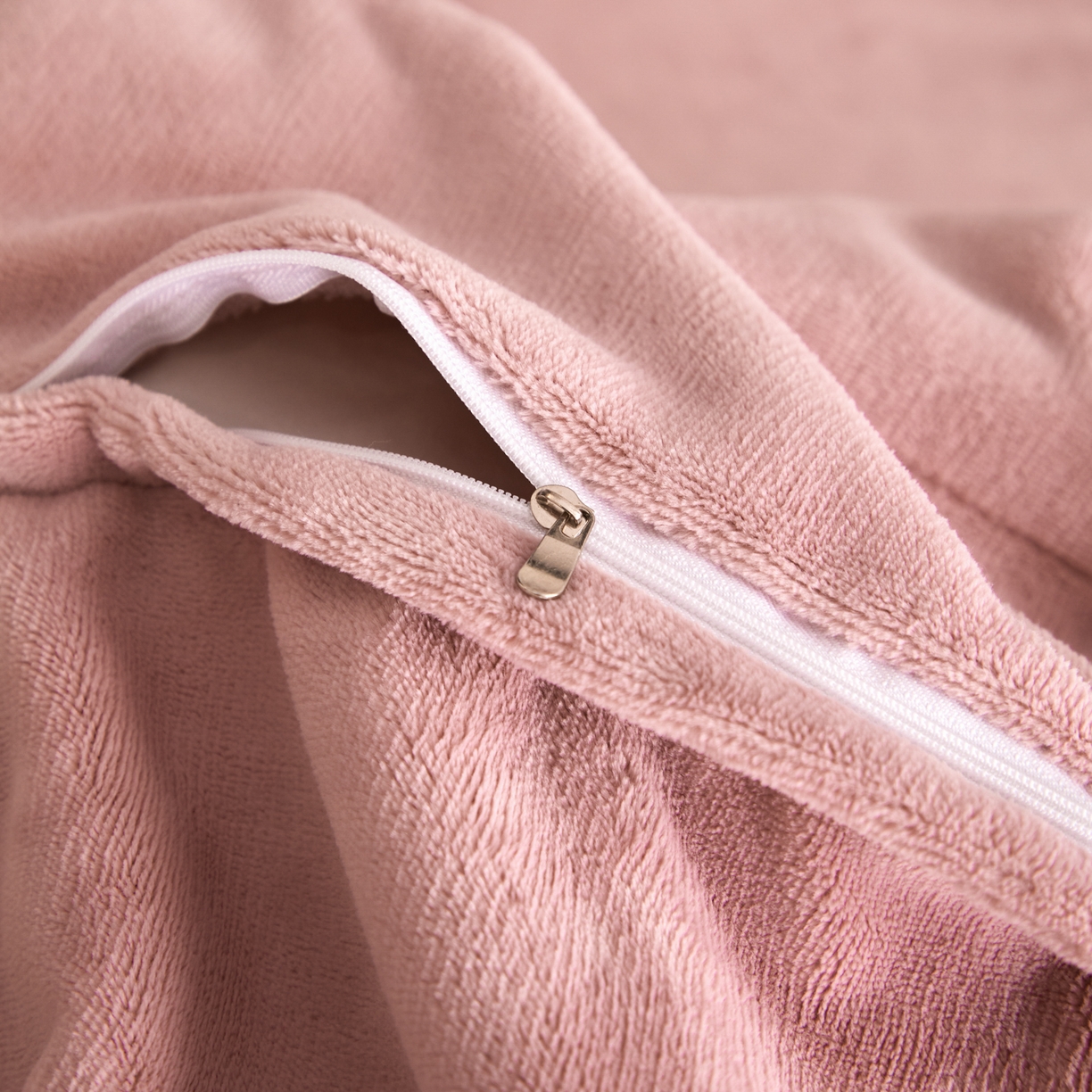 91家纺网 家纺一手货源 找家纺 置顶家纺 2025新款轻奢刺绣牛奶绒四件套-COCO小姐系列 COCO小姐牛奶绒-浅豆沙