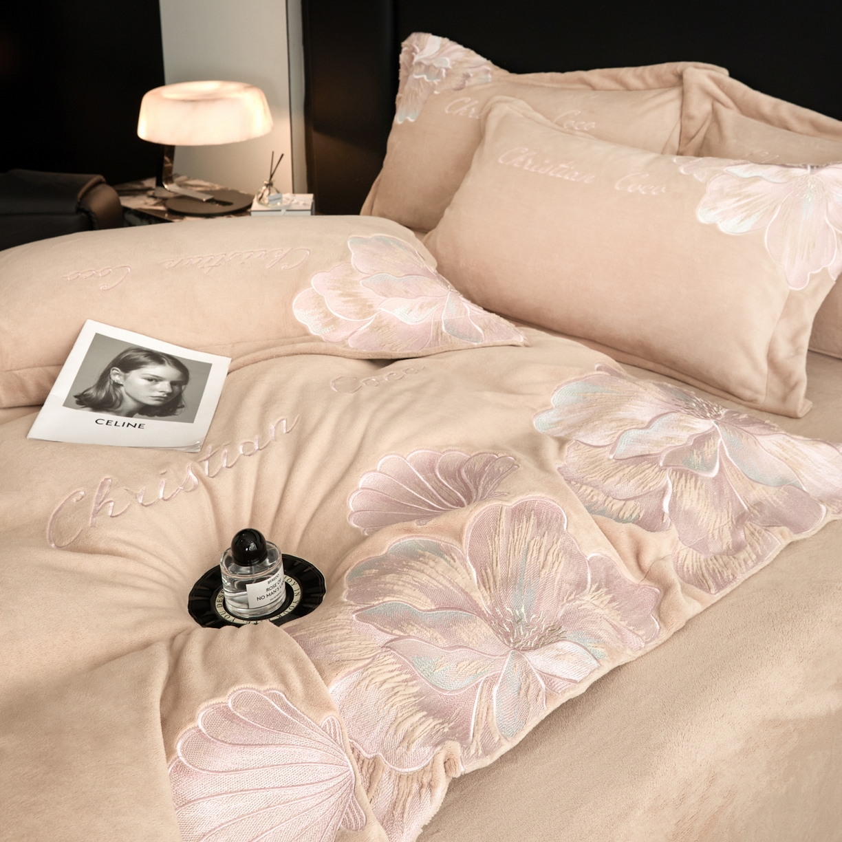 91家纺网 家纺一手货源 找家纺 置顶家纺 2025新款轻奢刺绣牛奶绒四件套-COCO小姐系列 COCO小姐牛奶绒-香槟