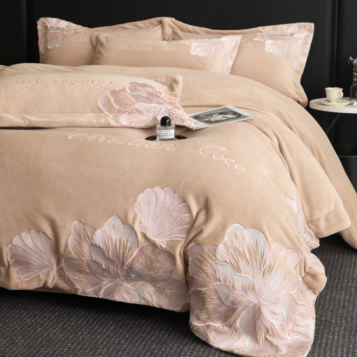 91家纺网 家纺一手货源 找家纺 置顶家纺 2025新款轻奢刺绣牛奶绒四件套-COCO小姐系列 COCO小姐牛奶绒-香槟