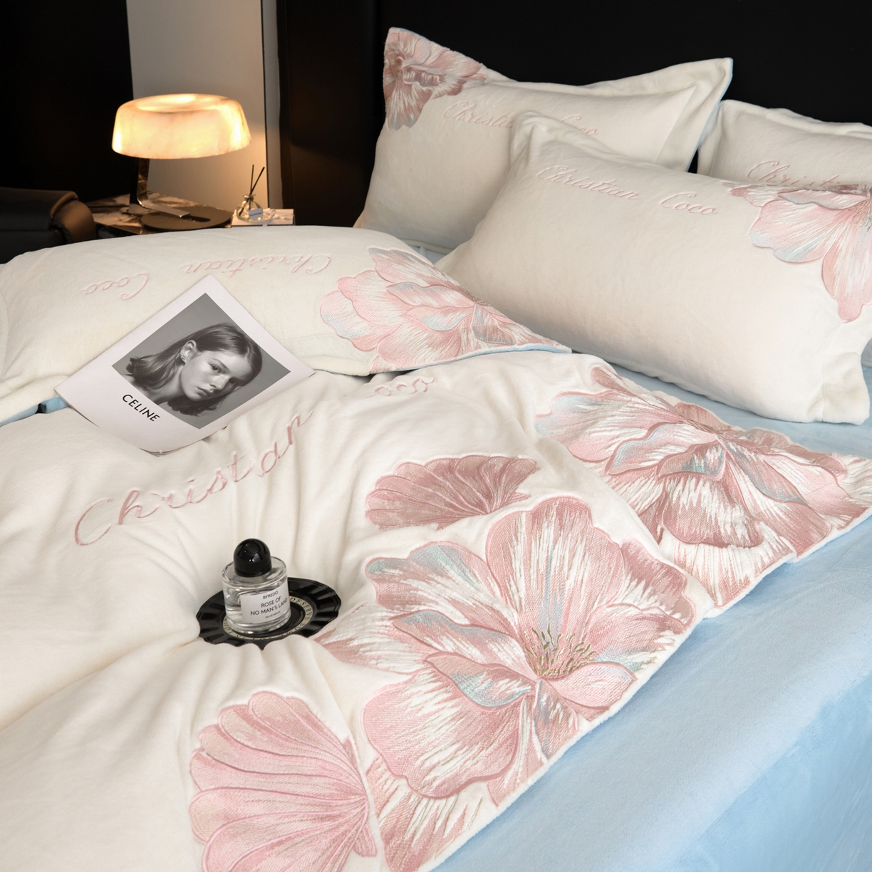 91家纺网 家纺一手货源 找家纺 置顶家纺 2025新款轻奢刺绣牛奶绒四件套-COCO小姐系列 COCO小姐牛奶绒-奶白+蓝