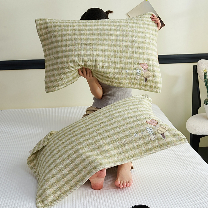 91家纺网 家纺一手货源 找家纺 棠薇家纺 2025新款全棉纱布枕巾绣花枕巾纯棉水洗枕巾卡通高档枕巾预缩水 草帽女孩绿