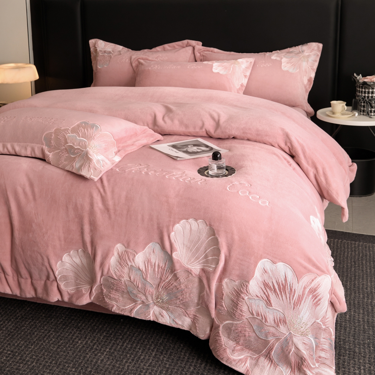 91家纺网 家纺一手货源 找家纺 置顶家纺 2025新款轻奢刺绣牛奶绒四件套-COCO小姐系列 COCO小姐牛奶绒-浅豆沙