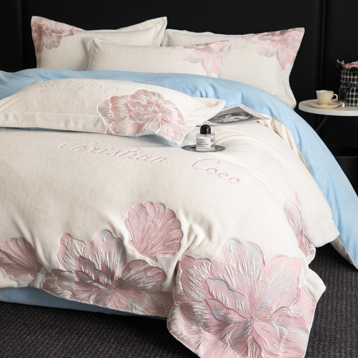 91家纺网 家纺一手货源 找家纺 置顶家纺 2025新款轻奢刺绣牛奶绒四件套-COCO小姐系列 COCO小姐牛奶绒-奶白+蓝