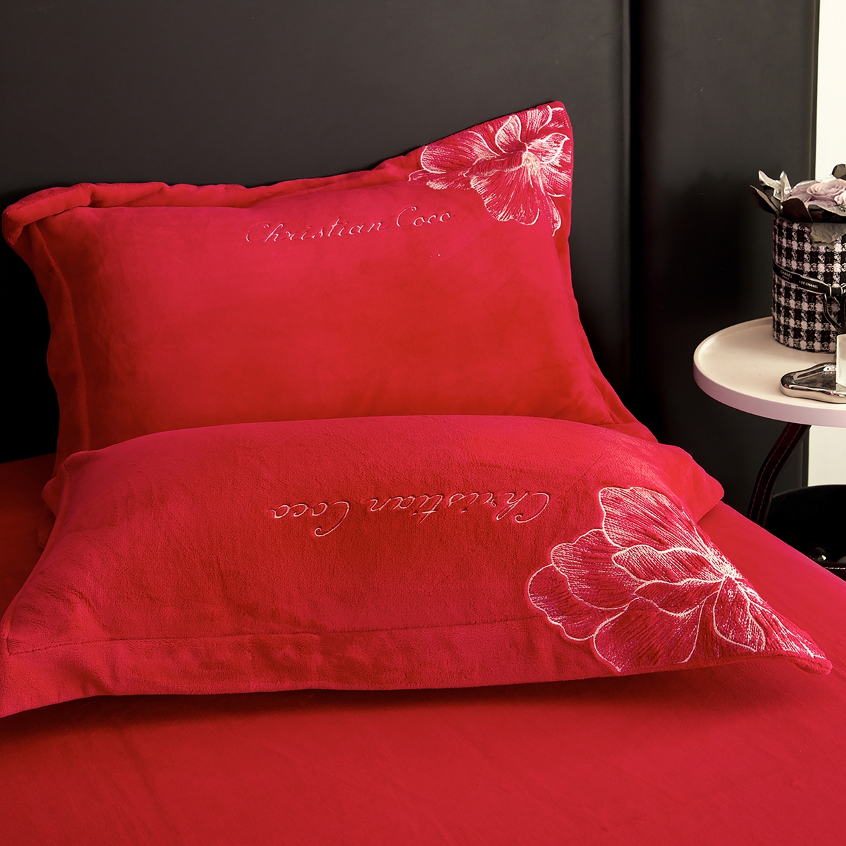 91家纺网 家纺一手货源 找家纺 置顶家纺 2025新款轻奢刺绣牛奶绒四件套-COCO小姐系列 COCO小姐牛奶绒-大红