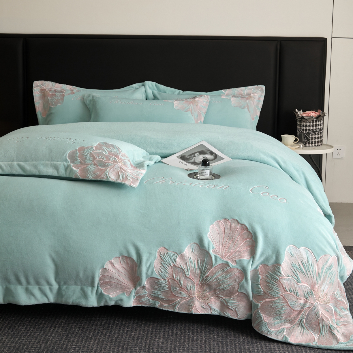 91家纺网 家纺一手货源 找家纺 置顶家纺 2025新款轻奢刺绣牛奶绒四件套-COCO小姐系列 COCO小姐牛奶绒-繁星蓝