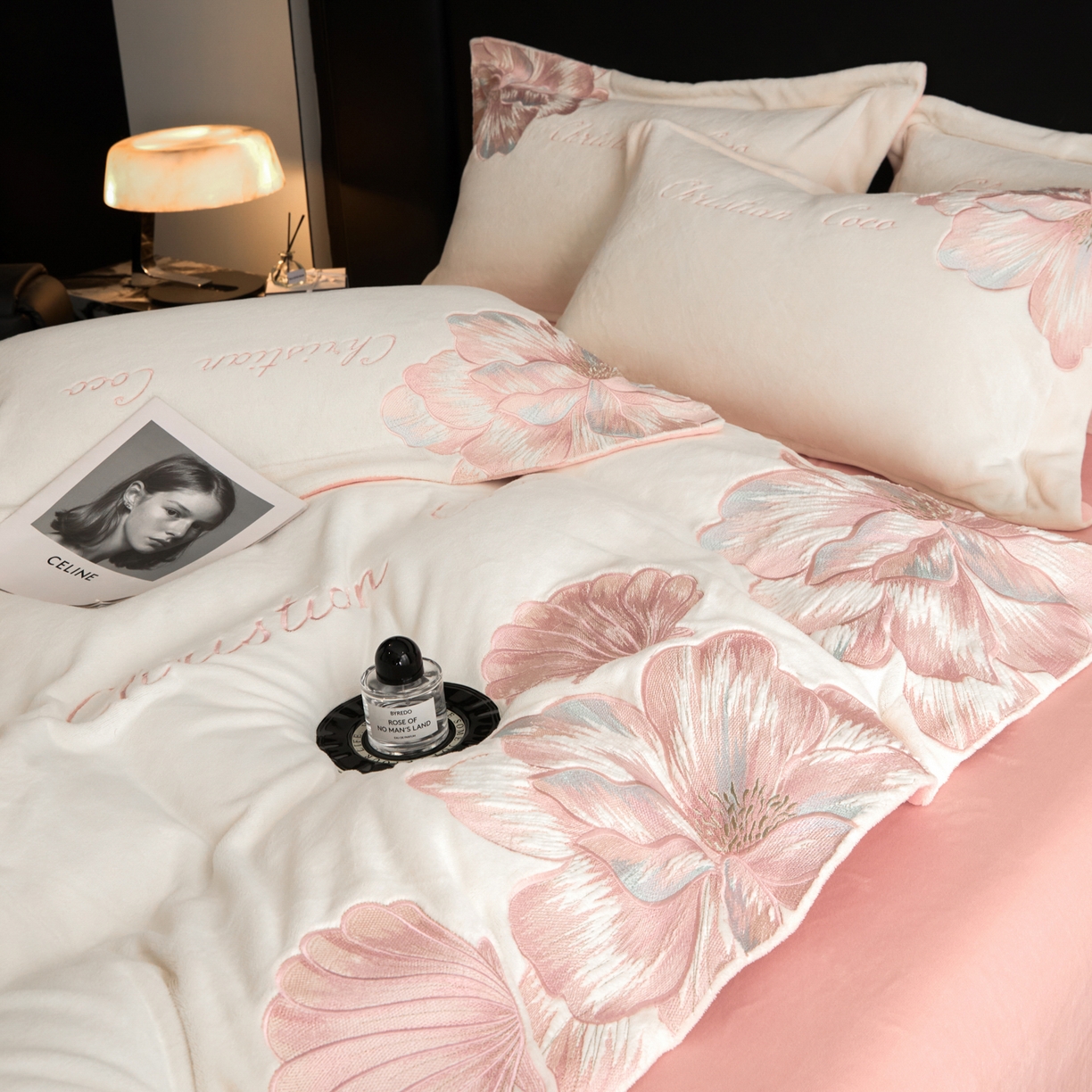 91家纺网 家纺一手货源 找家纺 置顶家纺 2025新款轻奢刺绣牛奶绒四件套-COCO小姐系列 COCO小姐牛奶绒-奶白+粉