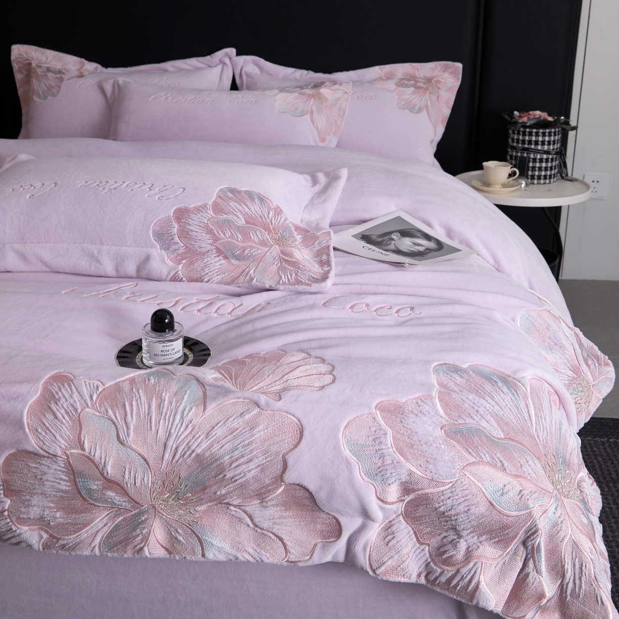 91家纺网 家纺一手货源 找家纺 置顶家纺 2025新款轻奢刺绣牛奶绒四件套-COCO小姐系列 COCO小姐牛奶绒-香芋紫