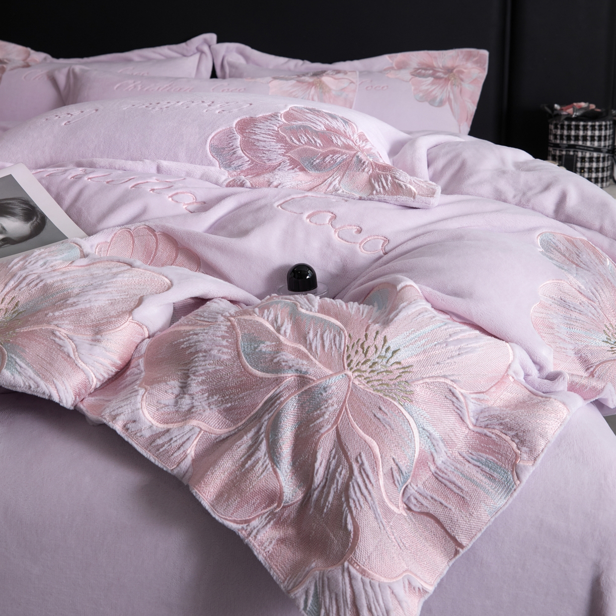 91家纺网 家纺一手货源 找家纺 置顶家纺 2025新款轻奢刺绣牛奶绒四件套-COCO小姐系列 COCO小姐牛奶绒-香芋紫