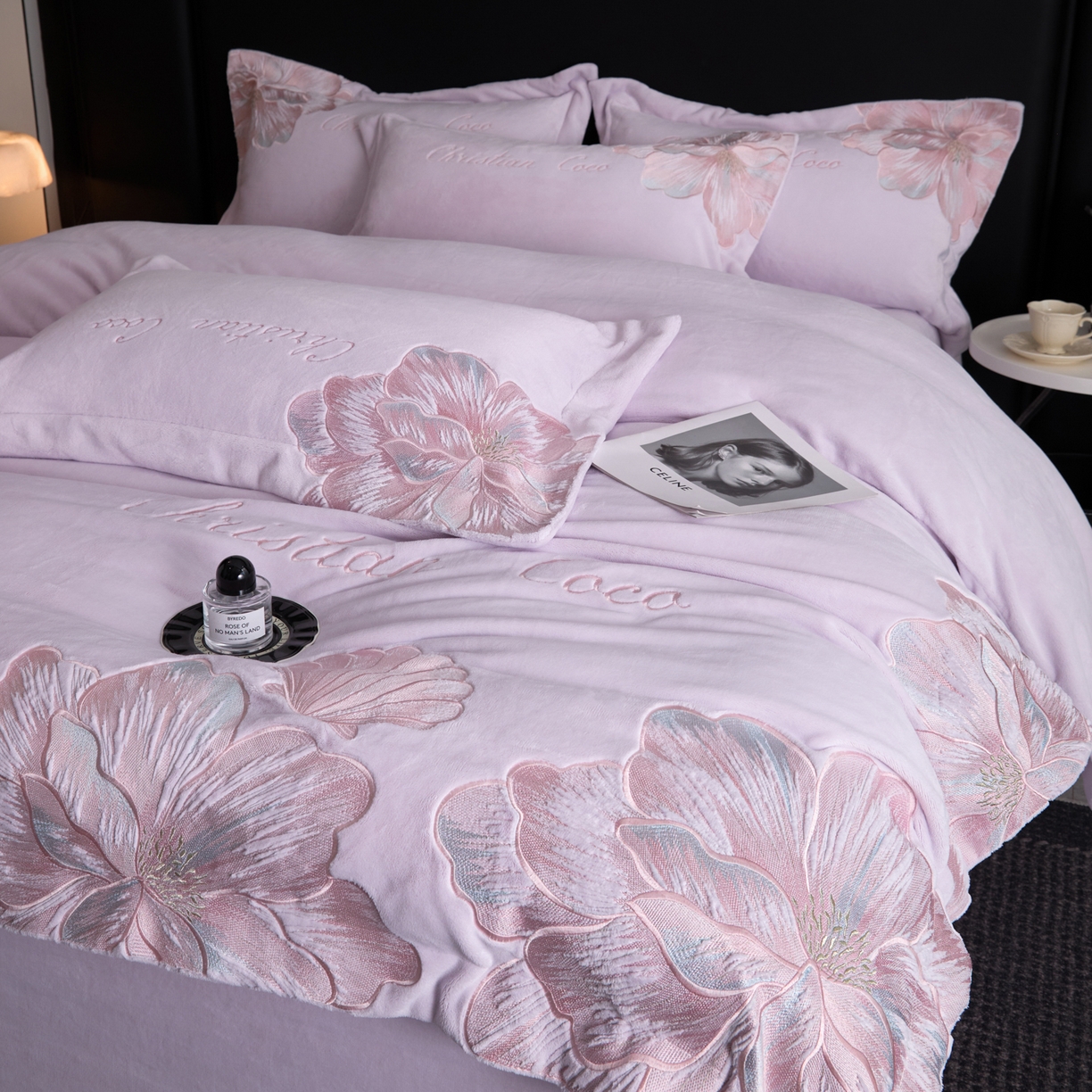 91家纺网 家纺一手货源 找家纺 置顶家纺 2025新款轻奢刺绣牛奶绒四件套-COCO小姐系列 COCO小姐牛奶绒-香芋紫