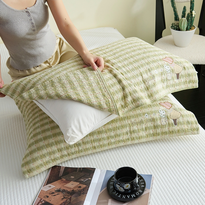 91家纺网 家纺一手货源 找家纺 棠薇家纺 2025新款全棉纱布枕巾绣花枕巾纯棉水洗枕巾卡通高档枕巾预缩水 草帽女孩绿