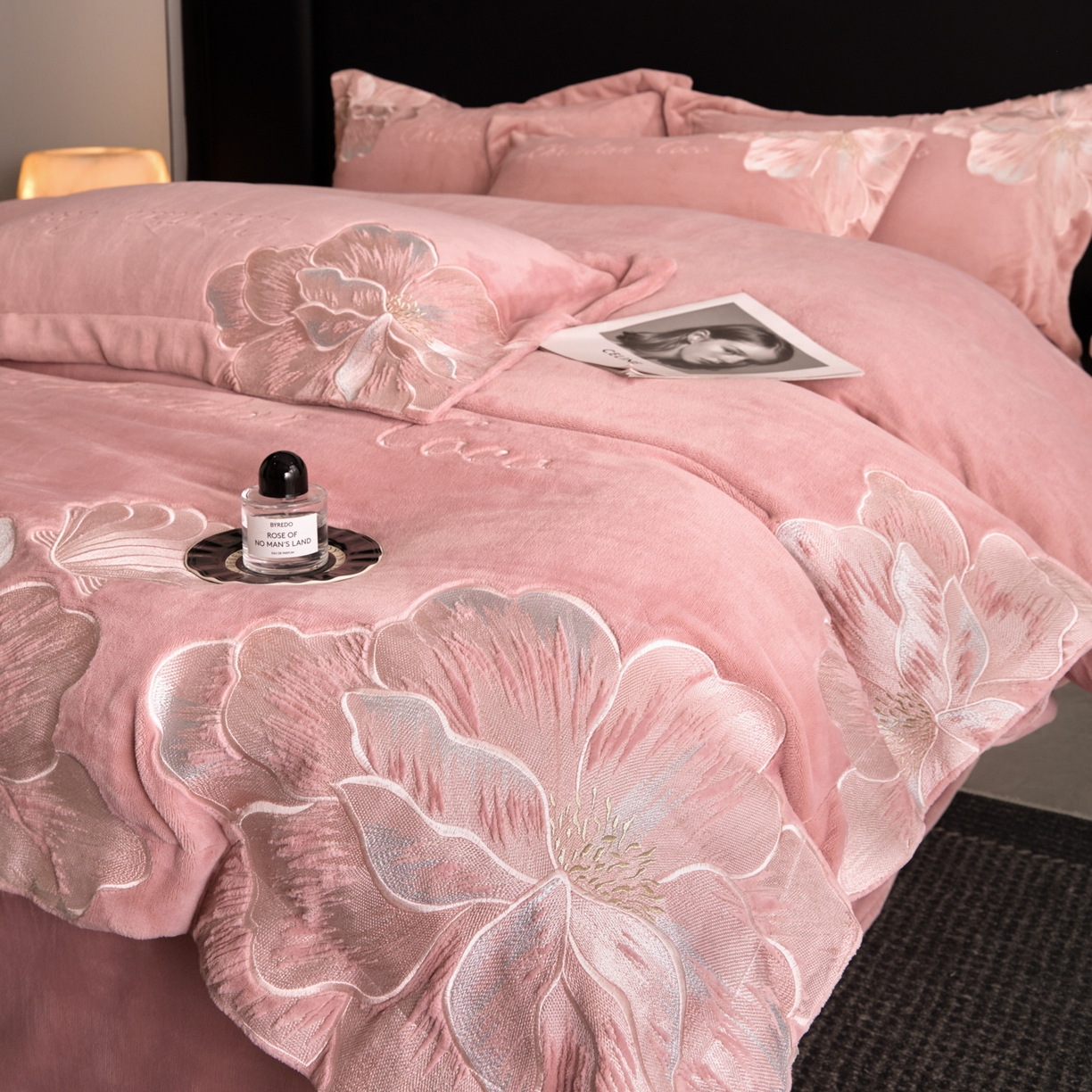 91家纺网 家纺一手货源 找家纺 置顶家纺 2025新款轻奢刺绣牛奶绒四件套-COCO小姐系列 COCO小姐牛奶绒-浅豆沙