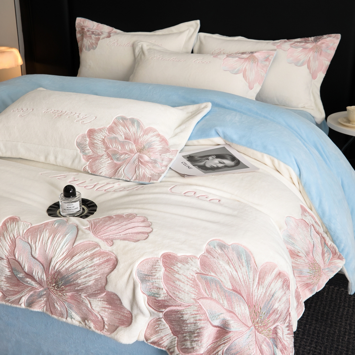 91家纺网 家纺一手货源 找家纺 置顶家纺 2025新款轻奢刺绣牛奶绒四件套-COCO小姐系列 COCO小姐牛奶绒-奶白+蓝