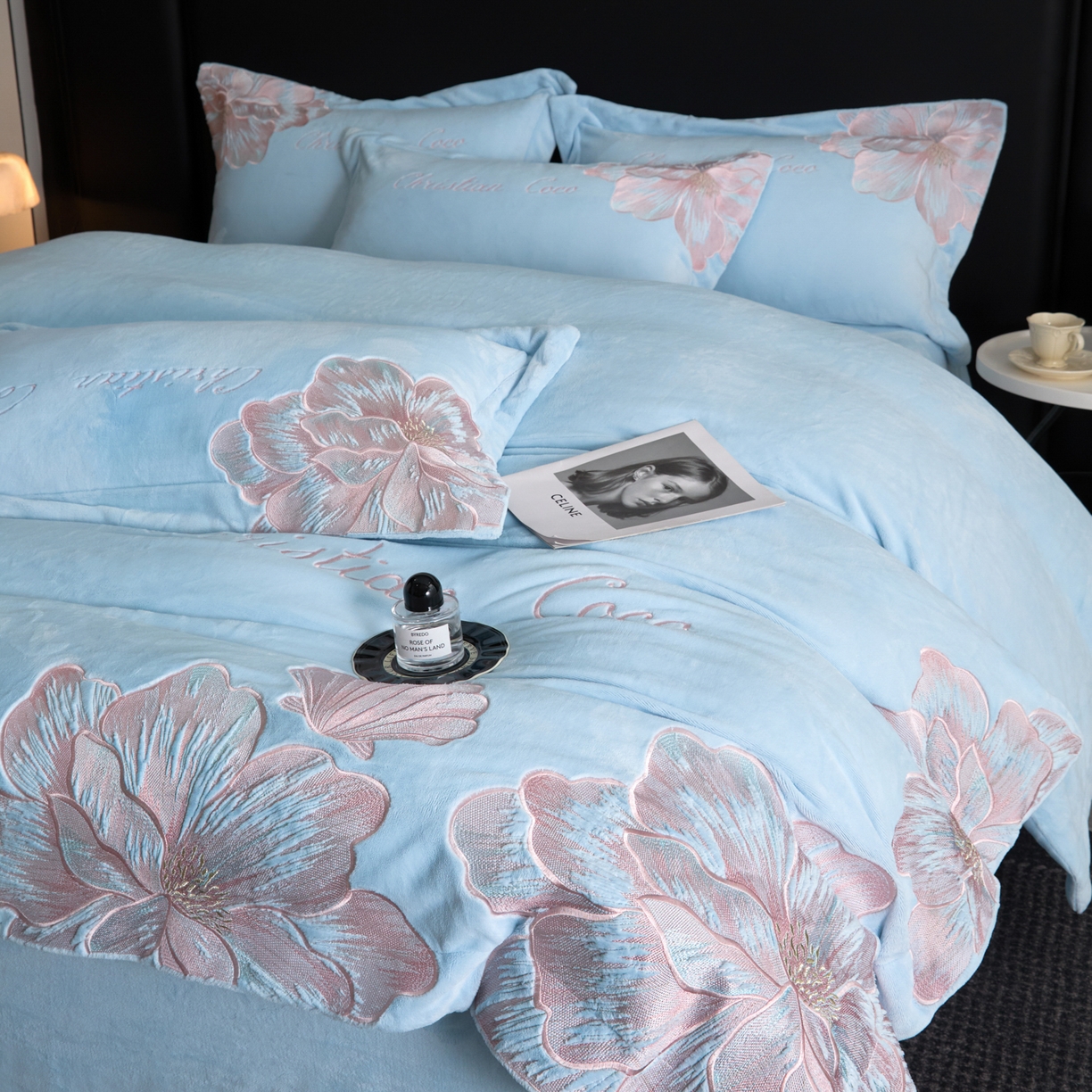 91家纺网 家纺一手货源 找家纺 置顶家纺 2025新款轻奢刺绣牛奶绒四件套-COCO小姐系列 COCO小姐牛奶绒-浅蓝